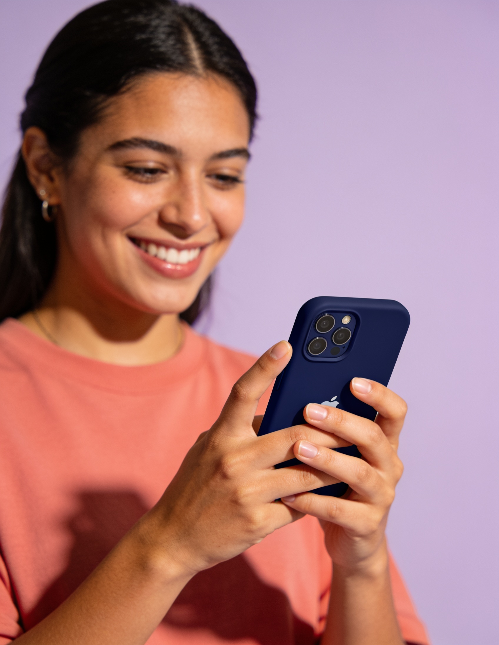 Colaborador usando la app Atipay